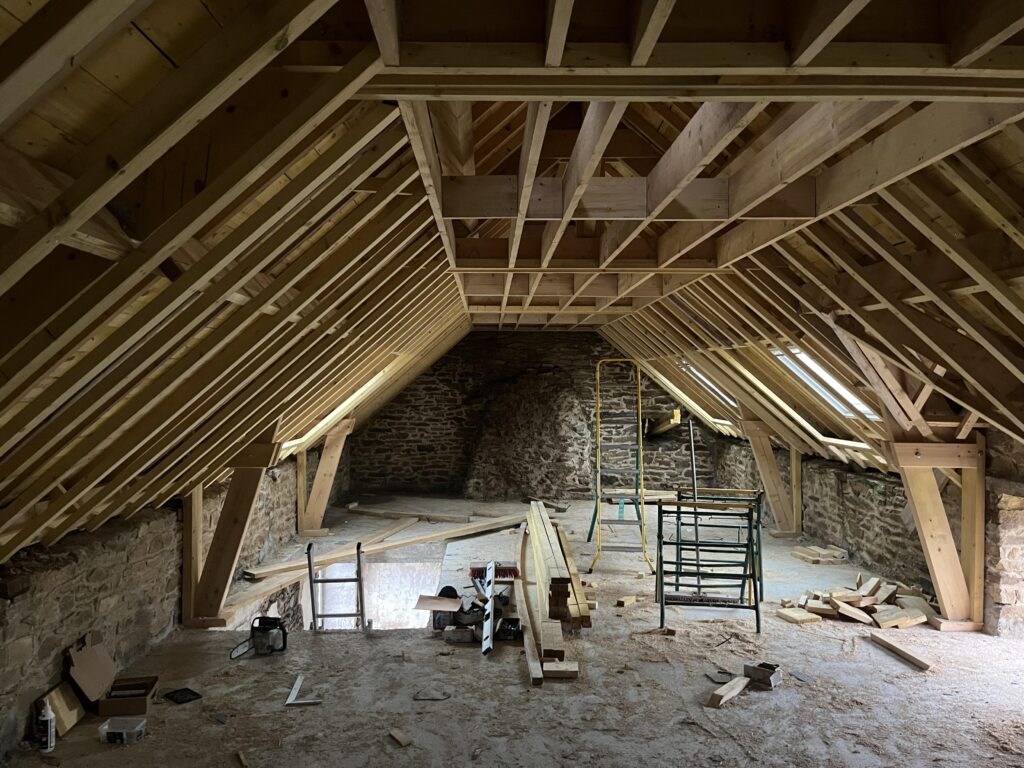 intérieur charpente rénovation longère