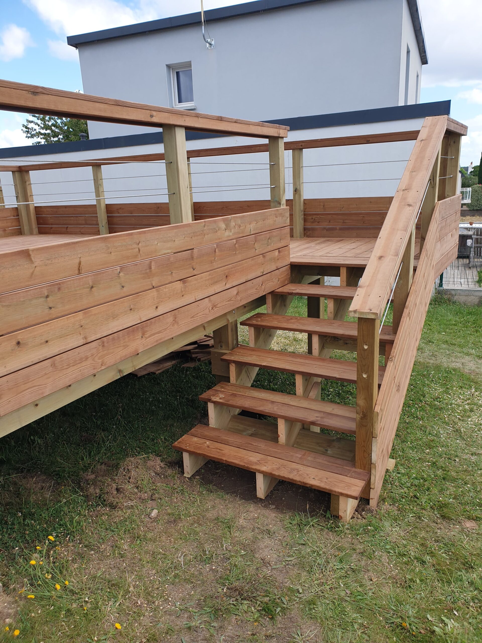 escalier menant à la terrasse en bois