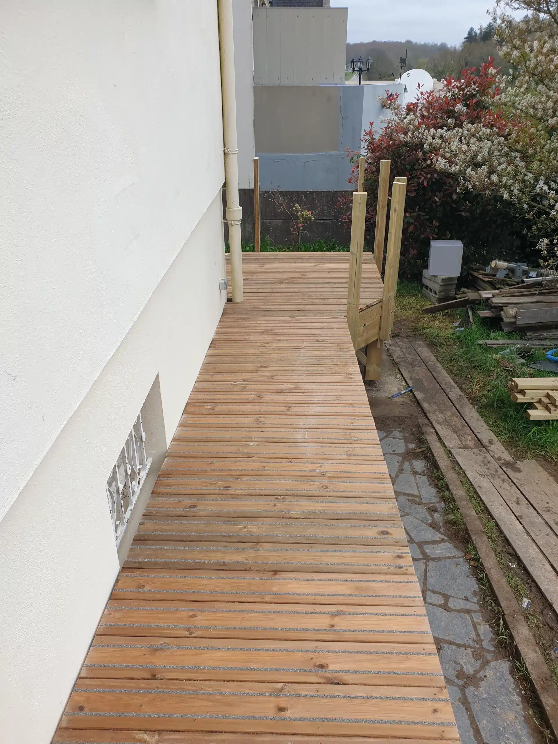 accès PMR sur terrasse bois