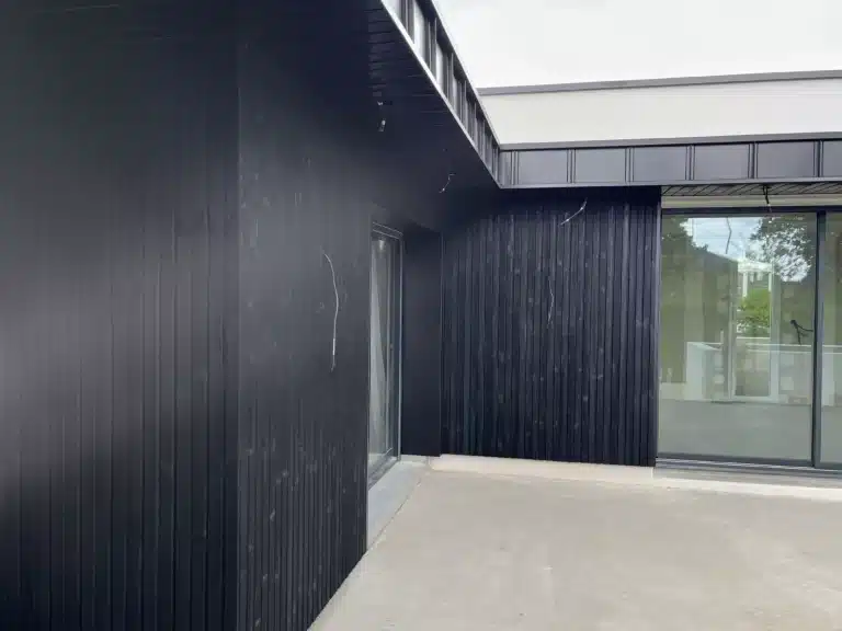 bardage en bois noir sur extension