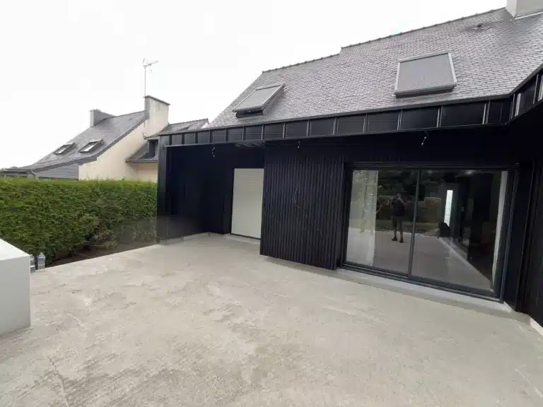 maison extension en bardage bois noir
