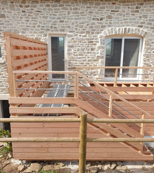 terrasse bois et escalier sur maison en pierre